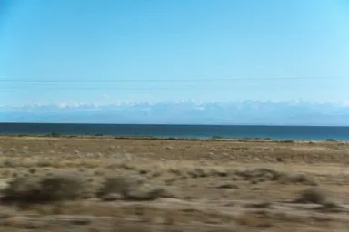 チョルポンアタの周辺のイシククル湖と天山山脈の景色