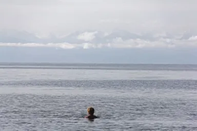 冷たいイシククル湖で遊泳をする豪快なおばちゃん