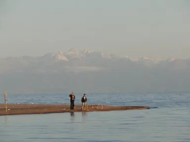 イシククル湖と天山山脈の絶景