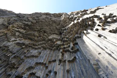 ガルニ渓谷のシンフォニーオブストーンズの無数に並ぶ6角形の断面を真下から眺める光景