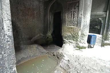 ガルニ渓谷のゲガルド修道院の内部の水が湧きだした泉