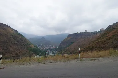 山の下のアラヴェルディの町