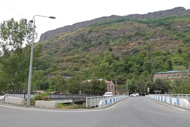 アラヴェルディの町の上にそびえる台地