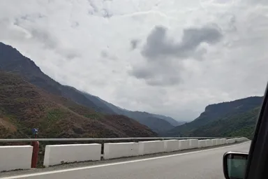 ハフパット周辺に広大な山と台地が広がる景色