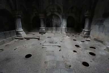 ハフパット修道院の書庫の地面にたくさん穴が開いた光景