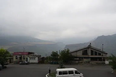 ハフパット修道院のまわりの台地や山が続く景色