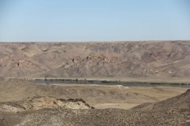 カザフスタンのイリ川の流れる荒涼とした大地