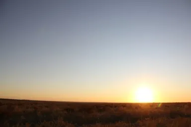 カザフスタンの平らな大地に沈む夕日
