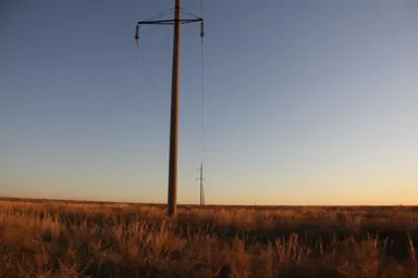 カザフスタンの何もない大地を電柱の列が直線に並ぶ