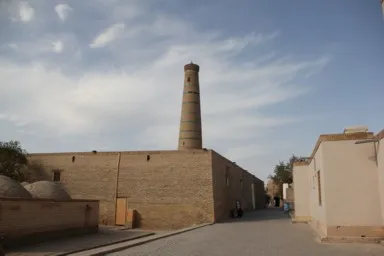ヒヴァの裏道から塔がそびえる光景