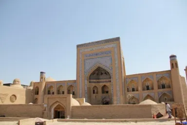 ヒヴァのアラクリ・ハーン・マドラサの門の色あせた青いタイルが残る景色