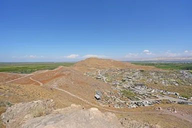 ホル・ヴィラップ修道院の横の丘から見た小さな町
