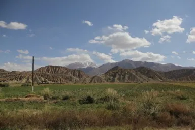 コチコルの畑のうしろには山が迫る風景
