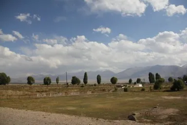 コチコルの周りは広大な大地と山がある光景