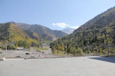 カザフスタンのメデウの入り口の渓谷の風景