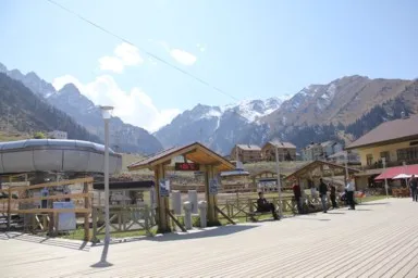 カザフスタンのメデウのシーズンオフのスキー場の雪の山々の風景