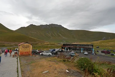 ロシア・ジョージア友好モニュメントの周りの山とお店の様子