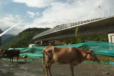 ジョージア軍用道路の中国が作った完成前のトンネルの様子