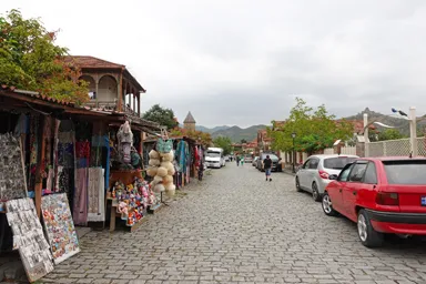 ムツヘタの石畳が続きお土産屋が並ぶ光景