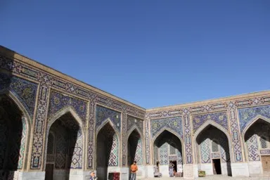 サマルカンドのレギスタン広場のティラカリ・メドレセの深い青のタイルが貼られた建物
