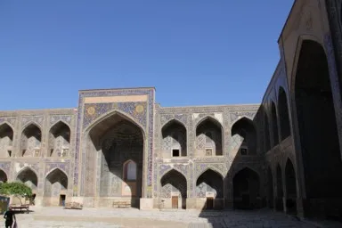 サマルカンドのレギスタン広場のシェルドル・メドレセの学校の中庭の外観