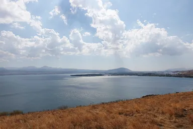 きらきら湖面の輝くセヴァン湖の様子
