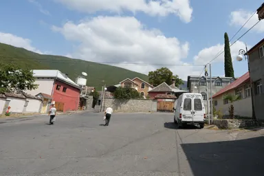 シェキの町の裏道の山が見える素朴な光景