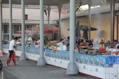タシケントのチョルス・バザールの香ばしい煙が立ち上る風景