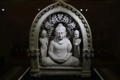 タシケントの国立歴史博物館の座禅を組む美しい表情のブッダ