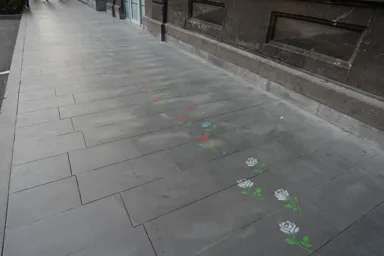 エレバンの歩道にペイントされたおしゃれな花の絵