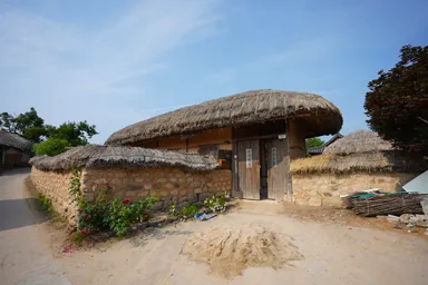 アンドンの藁ぶき屋根の立派な門