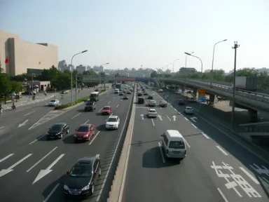 北京駅の横の歩道橋から眺める車と街並み