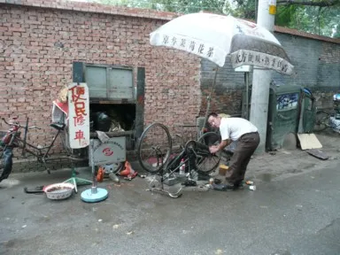 北京の胡同の路上の自転車修理屋さん
