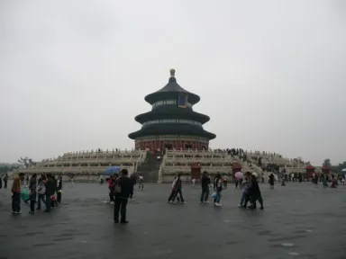 天壇のきれいな円形をした建物の祈念殿
