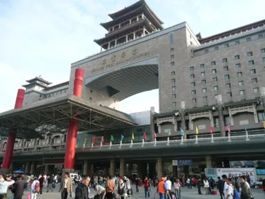積み木のような個性的な北京西駅
