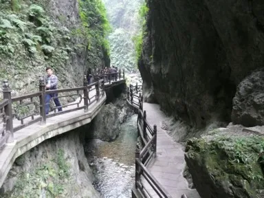 峨眉山の清音閣の断崖に沿った狭い歩道
