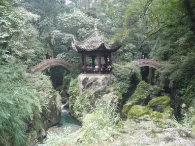 峨眉山の清音閣のシンメトリーな両側の橋と清流