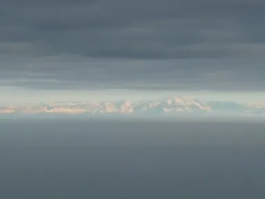 峨眉山の雲と大地の裂け目から見える雪をかぶった山々