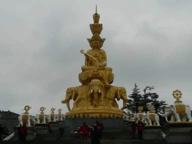 巨大で派手な金色の象と仏像が迎える峨眉山の頂上の金頂
