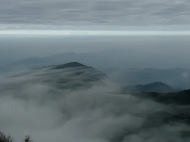 峨眉山から見下ろす山々と這う雲