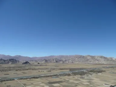 ギャンツェゾンの頂上からのギャンツェの町と山々