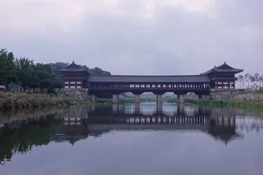 慶州の古代遺跡が点在する広々とした景観。