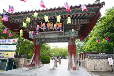 キョンジュの仏国寺の入り口のカラフルな旗