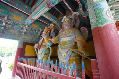 キョンジュの仏国寺の極彩色の像と装飾