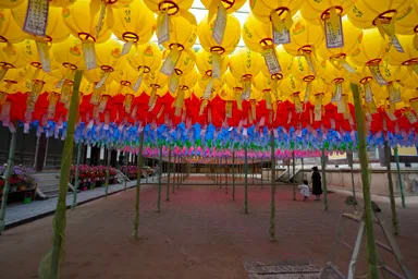 キョンジュの仏国寺のカラフルなちょうちん