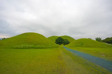 キョンジュの大陵苑の緑の芝の古墳