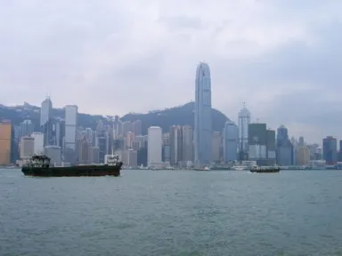 香港のヴィクトリア・ハーバーからのビル群