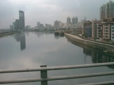 香港と中国深センとの国境にある穏やかな川