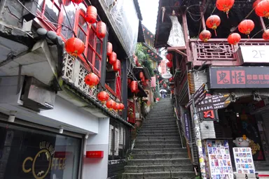 早朝の九份の赤い提灯が並ぶ賢崎路の階段
