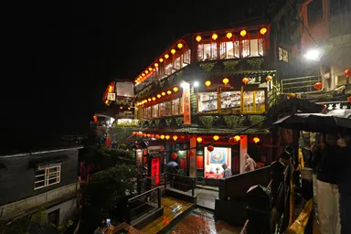 夜の阿妹茶樓と九份の霧がかった街並み